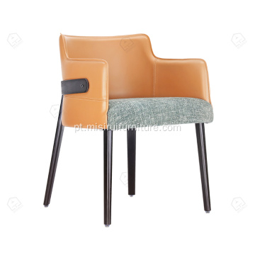 Moldura de madeira com cadeira de couro de sela